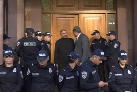 Տեր Փառենը դուրս է եկել ՔԿ–ից. Նա հրաժարվել է խոսել առանց փաստաբանի