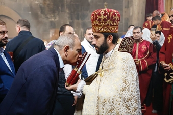 Pashinyan joins controversial church service