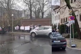 Բեռլինում Փաշինյանին դիմավորել են բողոքի ակցիայով․ «Ամոթ է, դադարեցրեք եկեղեցու դեմ ահաբեչությունը»