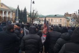 Մոսկվայում ՀՀ դեսպանատան մոտ  Փաշինյանին դիմավորել են բողոքի ակցիայով