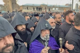 Կաթողիկոսը հոգևորականների ուղեկցությամբ մտել է Մայր Աթոռ․ Միասնական աղոթքը սկսվել է