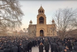 Մայր Աթոռում հավաք նախաձեռնող եպիսկոպոսների ակցիան կարճատև էր․ Ընթերցել են հայտարարությունն ու հեռացել