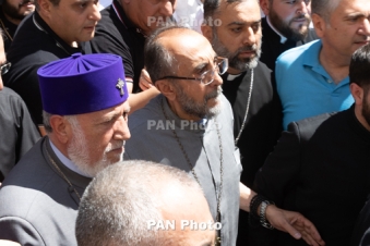 Catholicos visits archbishop Ajapahyan at hospital