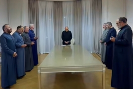 Pashinyan, 10 clerics call for church reform