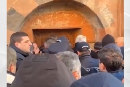 Թալինում համայնքապետն ու իր աջակիցները թույլ չեն տվել քահանային եկեղեցի մտնել