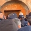 Mэр Tалина не пустил священника в церковь