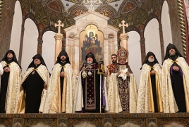Католикос провел рождественскую литургию в Эчмиадзине