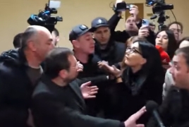 Լարված իրավիճակ ԱԺ-ում․ Անվտանգության աշխատակիցները դուրս են հանել լրագրողներին