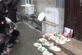 Սննդով ակցիա՝ ՄԻՊ գրասենյակի մոտ․ Սամսոնյանի աջակիցներից 3-ին ներս են հրավիրել