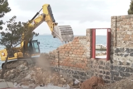 Քանդվել են նախկին ոստիկանապետ Գասպարյանի Սևանի առանձնատանը կից ապօրինի շինությունները