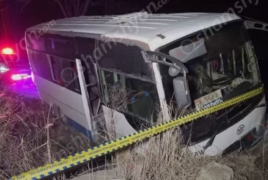 Երևան-Դվին ավտոբուսը վթարի հետևանքով հայտվել է ջրատարում․ Վիրավորները տեղափոխվել են ԲԿ
