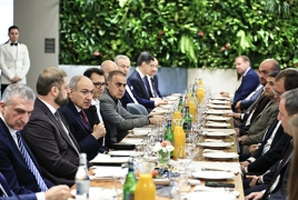 Փաշինյանը խոշոր գործատուների հետ խոսել է աշխատատեղերի, ԱԲ-ի, Ադրբեջանի հետ «հուսալի ուղիով փոխադրումների» մասին