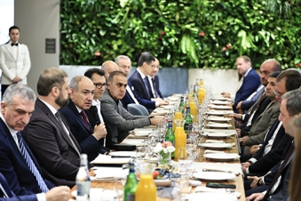 Pashinyan discusses jobs, AI, transport routes