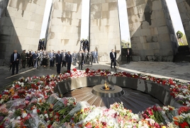 Armenian leadership visits Tsitsernakaberd memorial