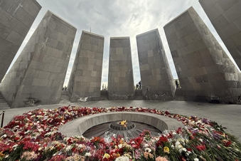 Russian diplomats pay tribute at Tsitsernakaberd