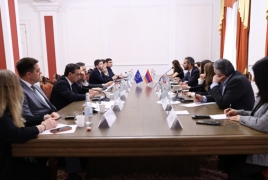 Armenian lawmakers meet visiting PACE delegation