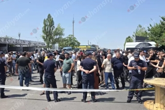 Arinj Mall workers protest sealed stalls