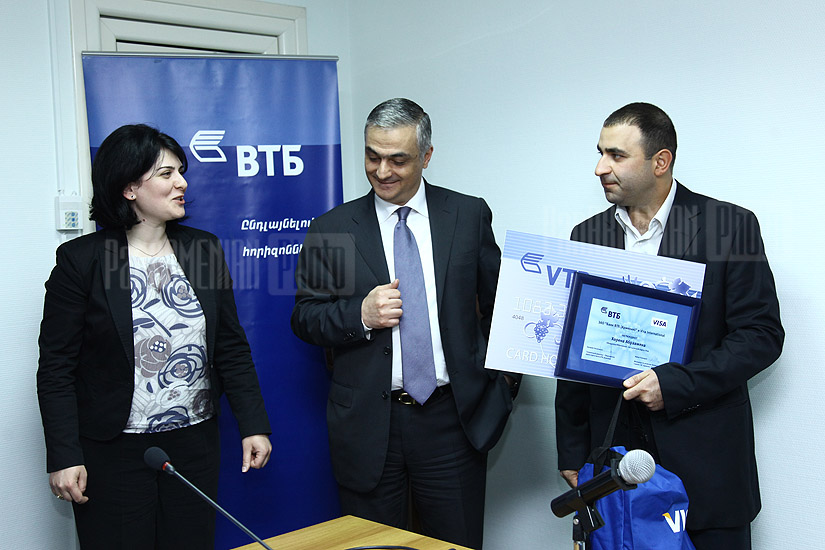 Բանկ ՎՏԲ( Արմենիա)-ն պարգևատրել է VISA-ի  100 000րդ քարտատերին