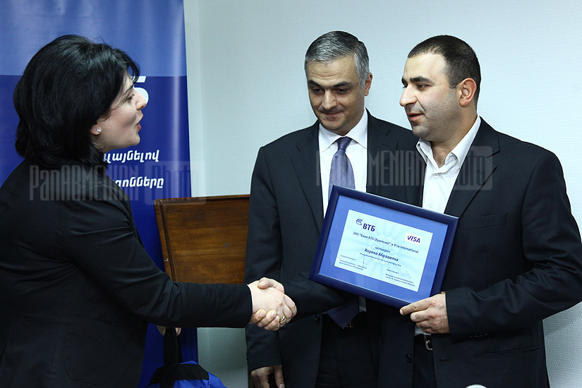 «Банк ВТБ (Армения)» наградил 100.000-го владельца карты VISA