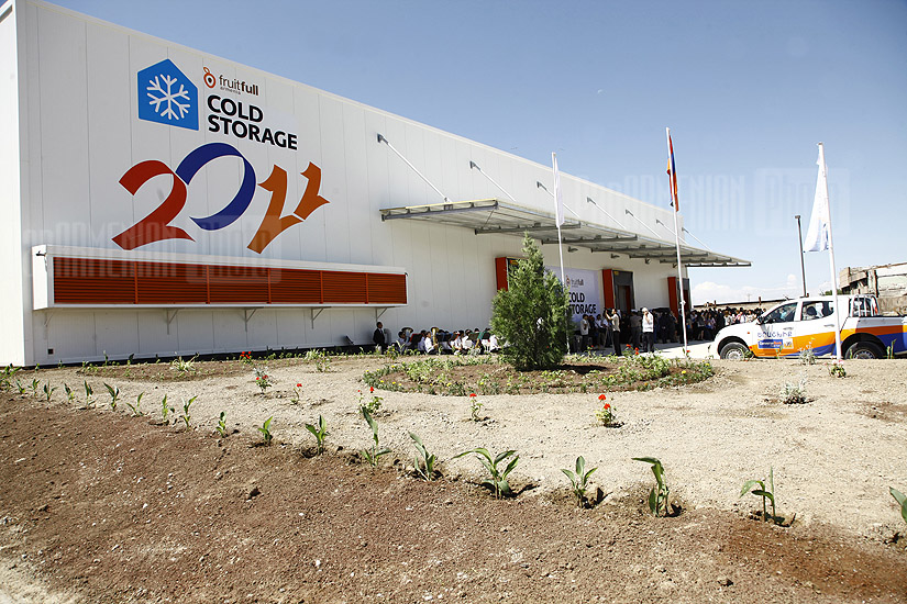 Serzh Sargsyan visits new cold storage complex at Zvartnots airport