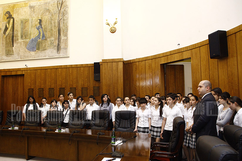 Prime Minister Tigran Sargsyan conducts the last lesson with schoolchildren in Government building