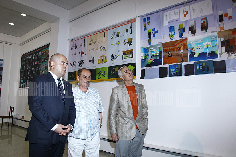 Армен Ашотян посетил Союз художников, где выставлены работы выпускников Художественной Академии Армении