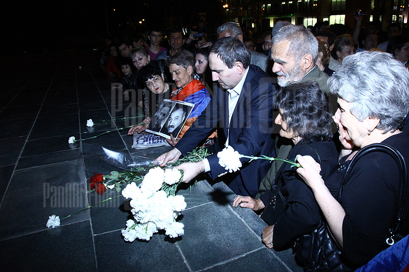 Editor-in-chief of Haykakan Zhamanak paper Nikol Pashinyan commemorates March 1 riots victims on the day of his release 