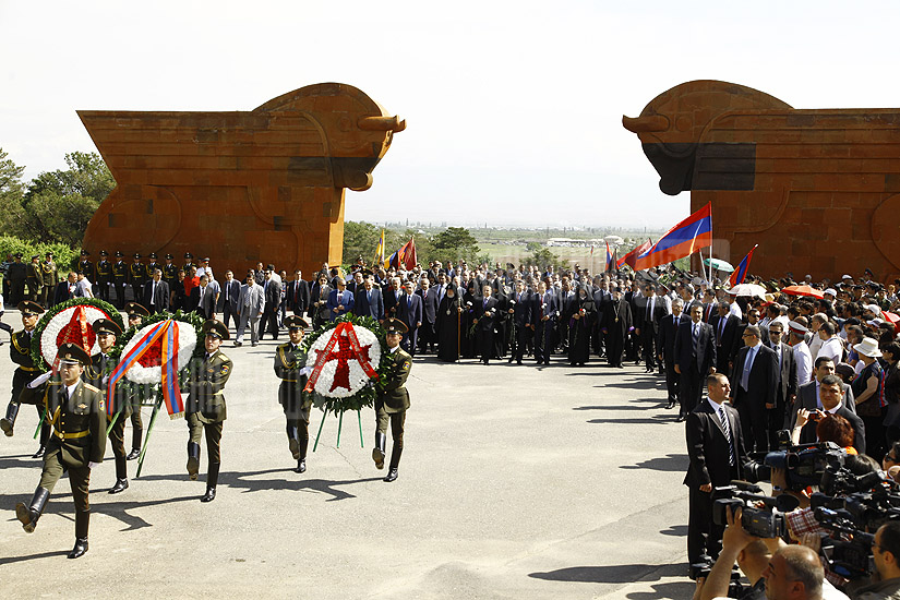 День Первой Республики Армения: Руководство Армении и Арцаха посетило мемориальный комплекс «Сардарапат»