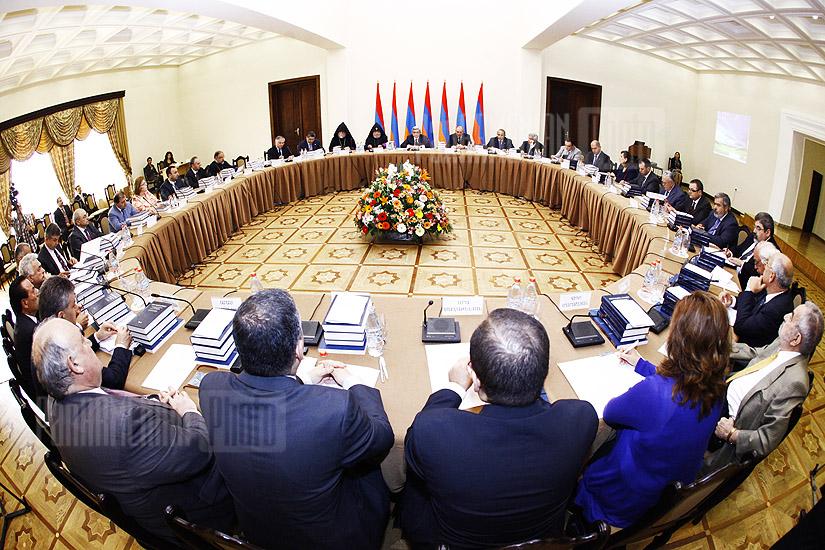 Первое заседание комисии по организации мероприятий, приорученных к 100-летию Геноцида армян 