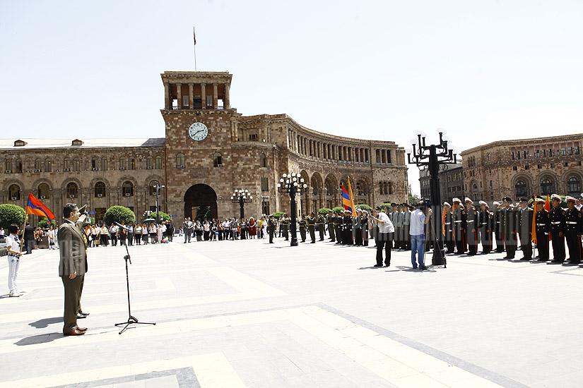 Премьер Армении принял участие в параде, посвященном юбилею Военного образовательного комплекса Покр Мгер