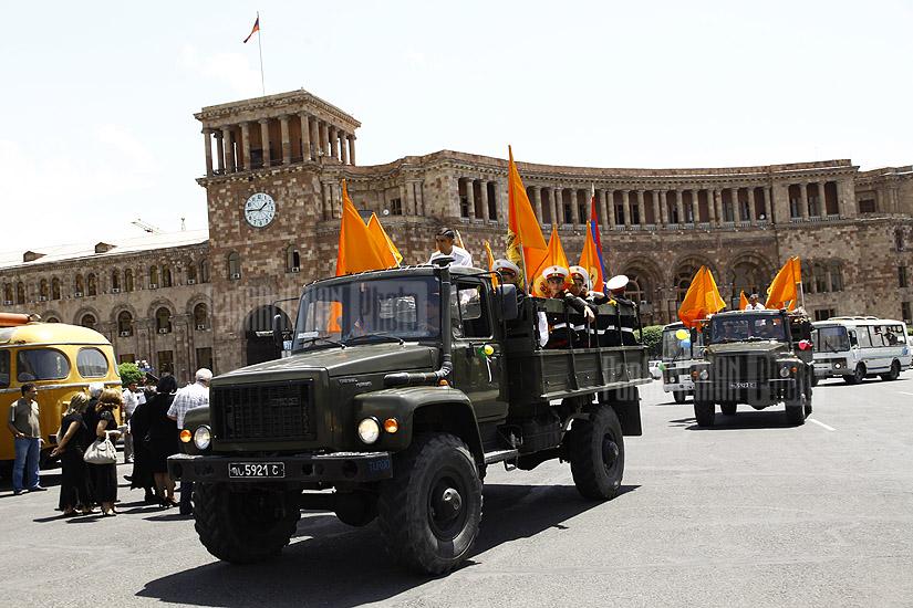 Премьер Армении принял участие в параде, посвященном юбилею Военного образовательного комплекса Покр Мгер