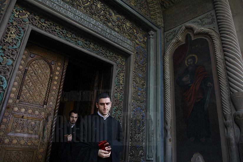 	Впервые за 200 лет Копье, которым пронзили Христа, перевезли из Св. Эчмиадзина в Гегардский монастырь