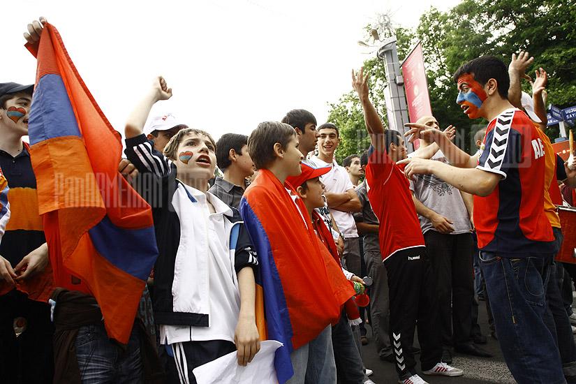 Армянские болельщики на улицах Еревана болеют за армянскую команду во время матча Россия-Армения