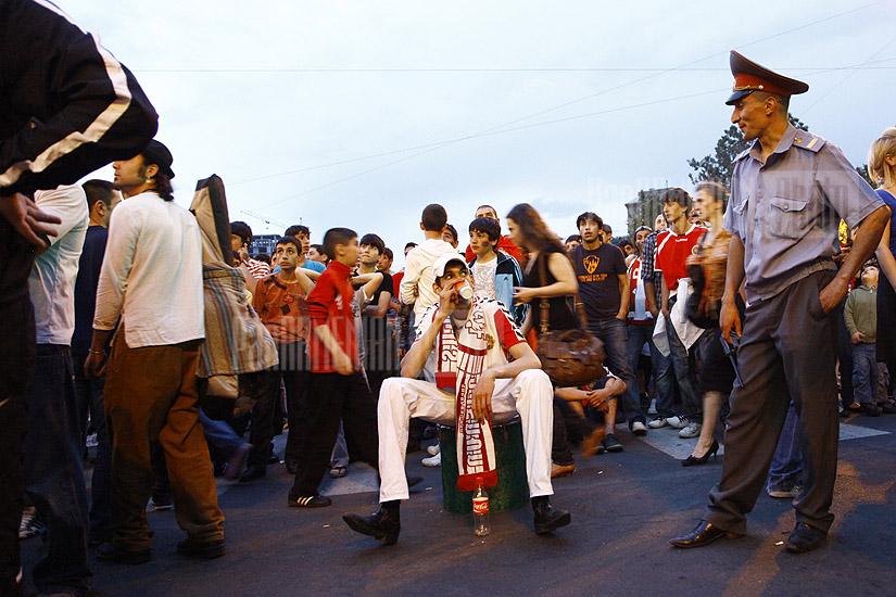 Армянские болельщики на улицах Еревана болеют за армянскую команду во время матча Россия-Армения