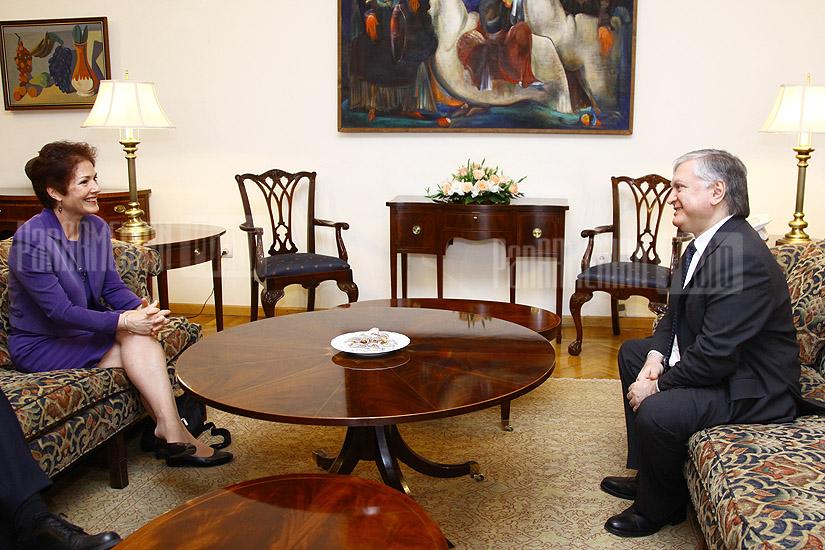 Глава МИД Армении Эдвард Налбандян попращался с послом США в Армении Мари Йованович