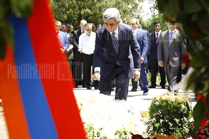 Armenian President Serzh Sargsyan and the country’s high ranking officials commemorate former Armenian Prime-Minister Andranik Margaryan’s 60th birth anniversary