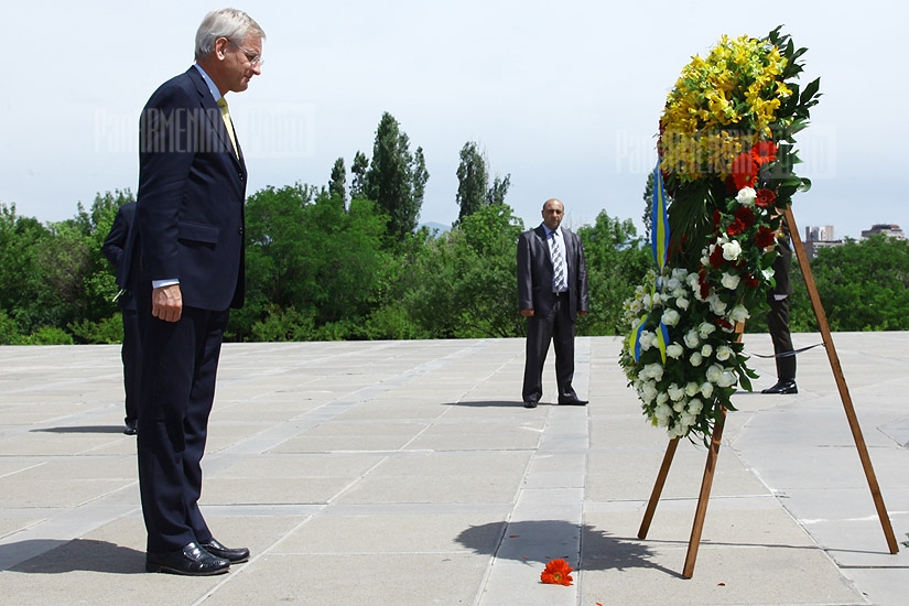 Глава МИД Швеции Карл Бильдт почтил память жертв Геноцида армян