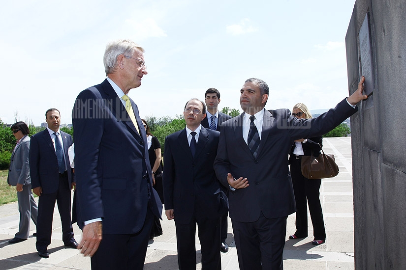 FM of Sweden Carl Bildt visits Armenian Genocide Memorial