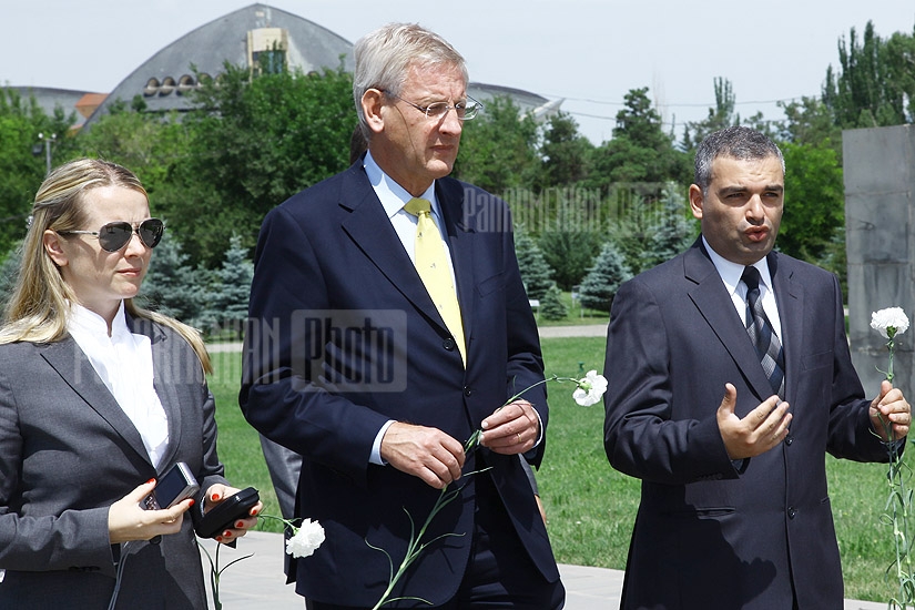 FM of Sweden Carl Bildt visits Armenian Genocide Memorial