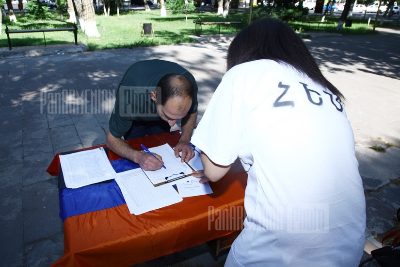 Hayazn collects signatures to back up Zhirayr Sefilyan’s bid for Armenian citizenship