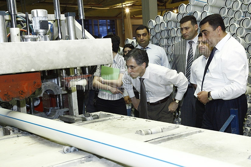 Министр экономики Армении Тигран Давтян посетил фабрику “Тосп” и компанию “Ньюпласт”