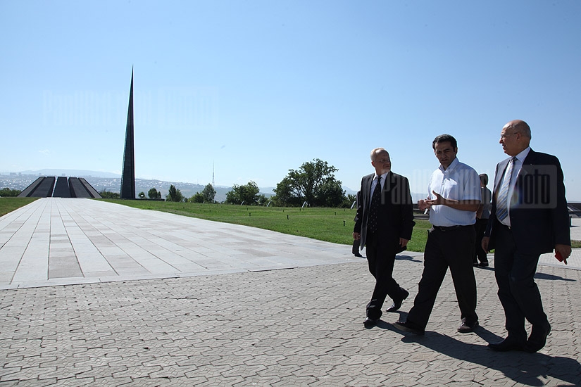 Palestinian National Liberation Movement representatives visit Armenian Genocide Memorial