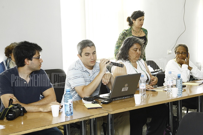 В Ереване с участием журналистов из Армении, Турции и США проходит семинар “Новые СМИ, новые вызовы”