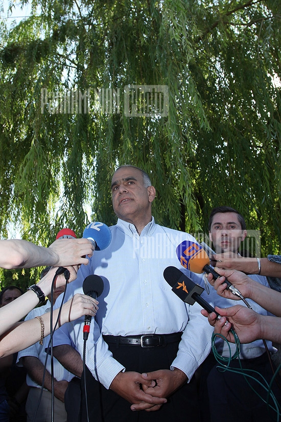 Лидер Наследия Рффин Ованисян на Площади Свободы встретился с жителям Еревана 