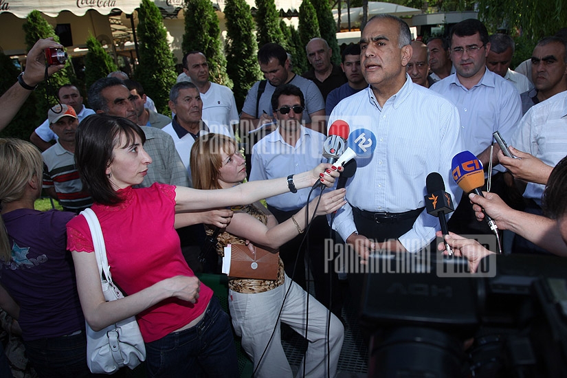Лидер Наследия Рффин Ованисян на Площади Свободы встретился с жителям Еревана 