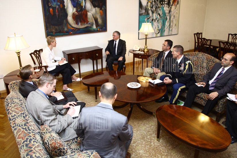 Глава МИД РА встретился с помощником заместителя секретаря обороны США по России, Украине и Евразии Селестой Валландер