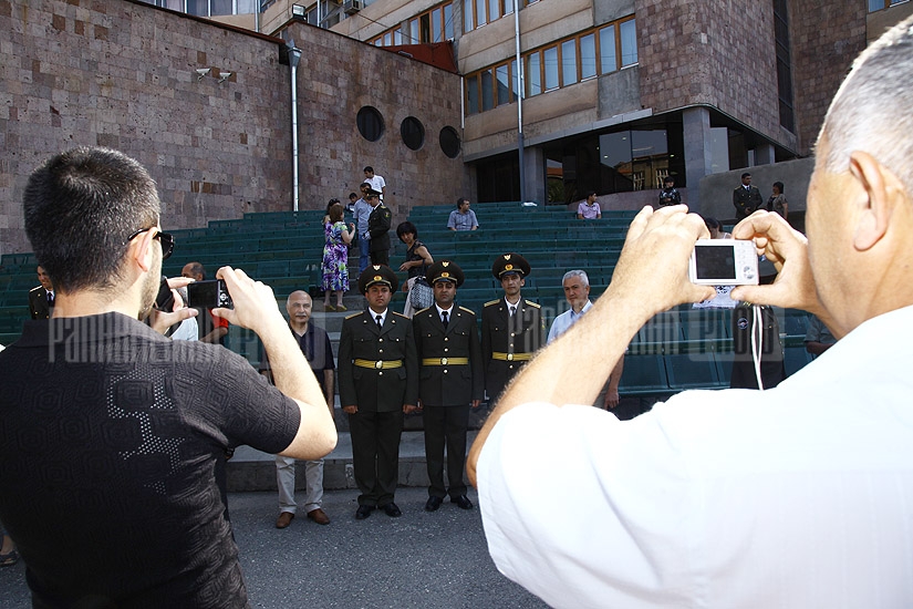 Сейран Оганян принял участие в церемонии вручения звания “лейтенант” и офицерских удостоверений выпускникам факультета военной медицины Ереванского Медуниверситета 