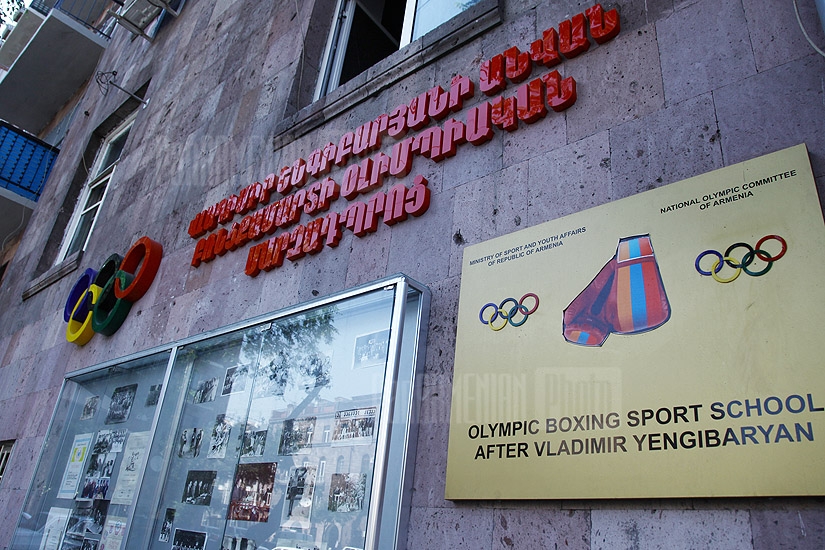 Boxer Arthur Abraham donates sportswear to Yerevan Olympic Boxing Sport School after Vladimir Yengibaryan