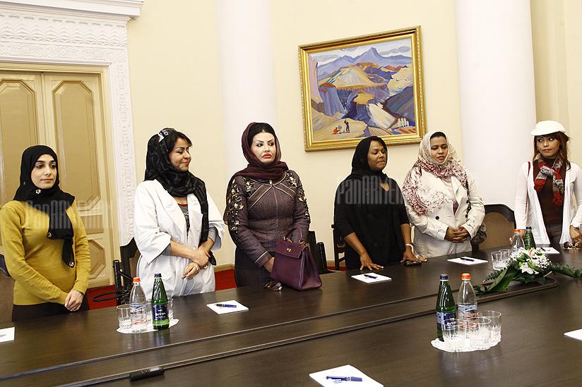 Премьер-министр РА встретился с женщинами-предпринимателями из ОАЭ