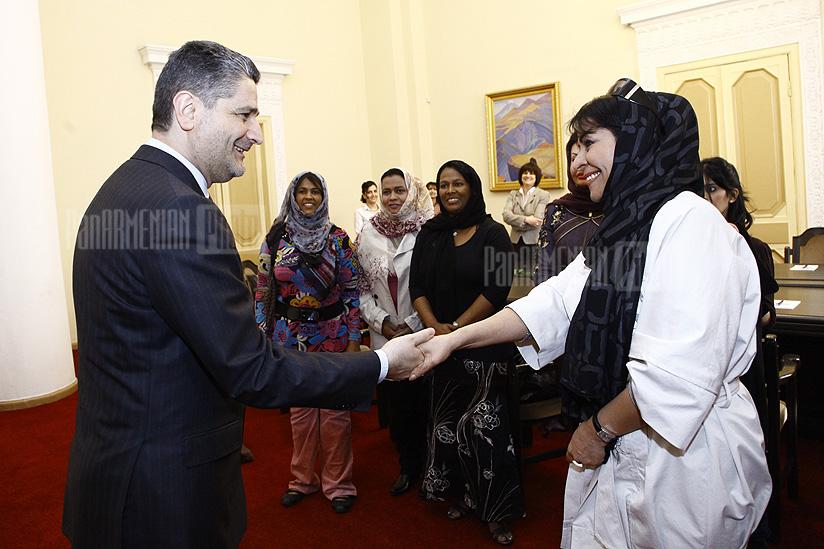 Премьер-министр РА встретился с женщинами-предпринимателями из ОАЭ